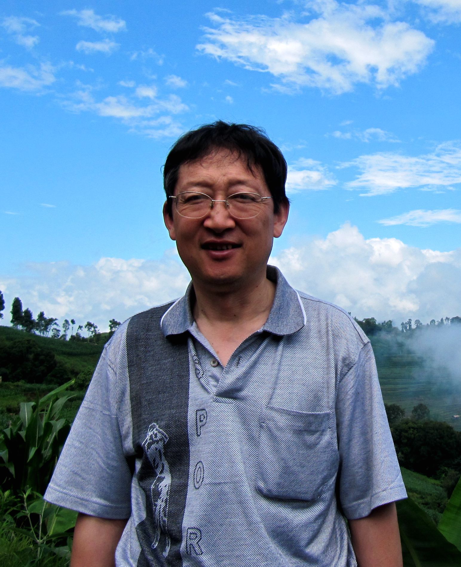 夏志坚,中共党员,大专学历,小学高级教师.